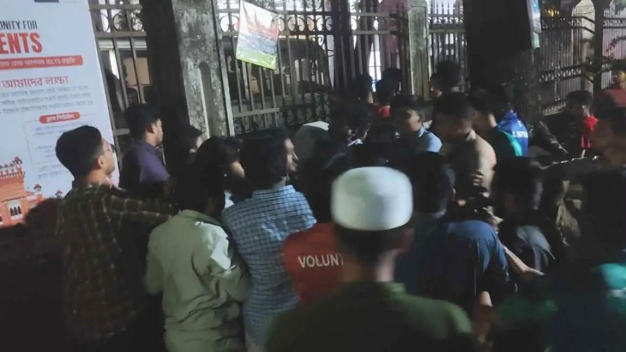 ঢাবির মুহসীন হলে ব্যানার নিয়ে ছাত্রদল-সংসদ উত্তেজনা